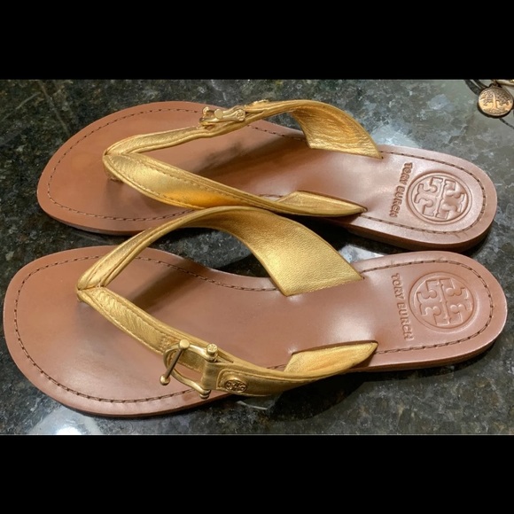 Tory Burch Sandals
Gold leather with gold hardware and timeless Tory logo - Picture 3 of 10